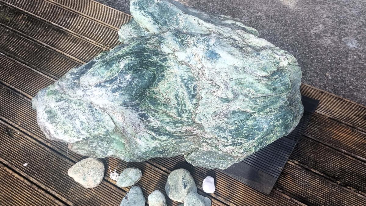 Pounamu is one of the hardest and toughest stones in the natural world. Image: LEARNZ.