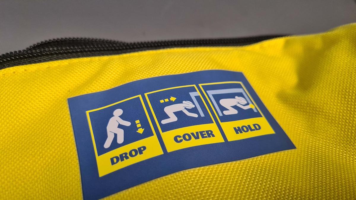 Practise drop, cover, hold to prepare for an earthquake. Image: LEARNZ.